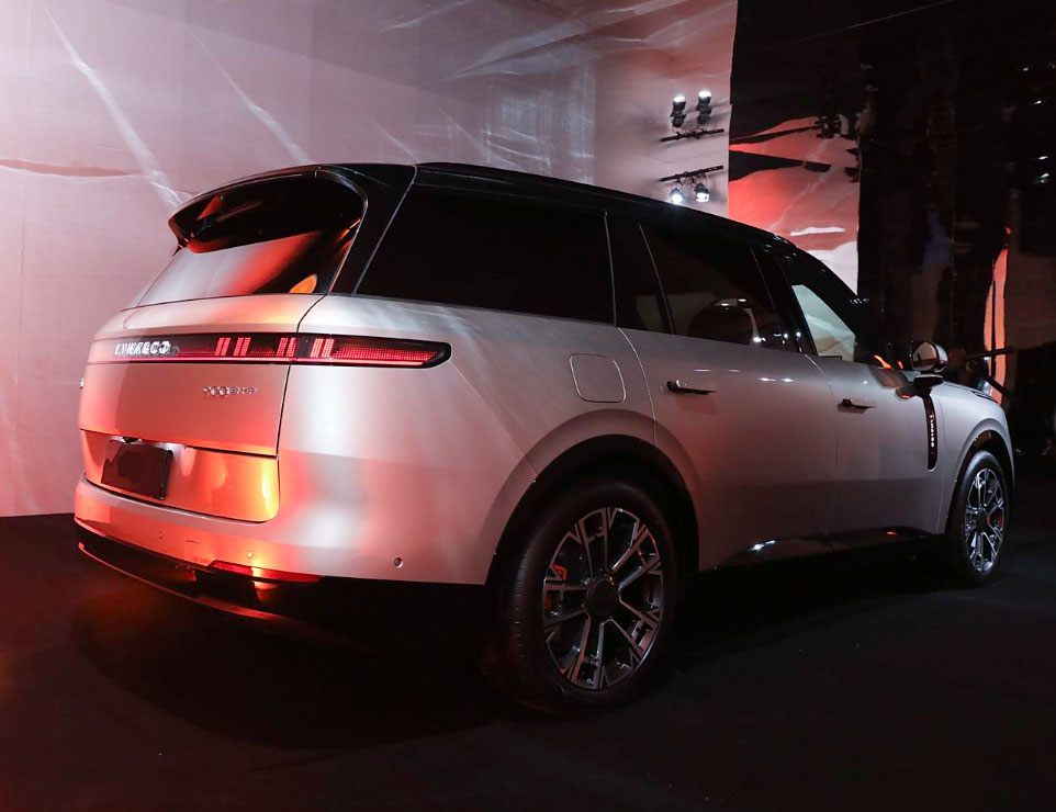 Lynk & Co 900 Discovery (6 seats), серебряный
