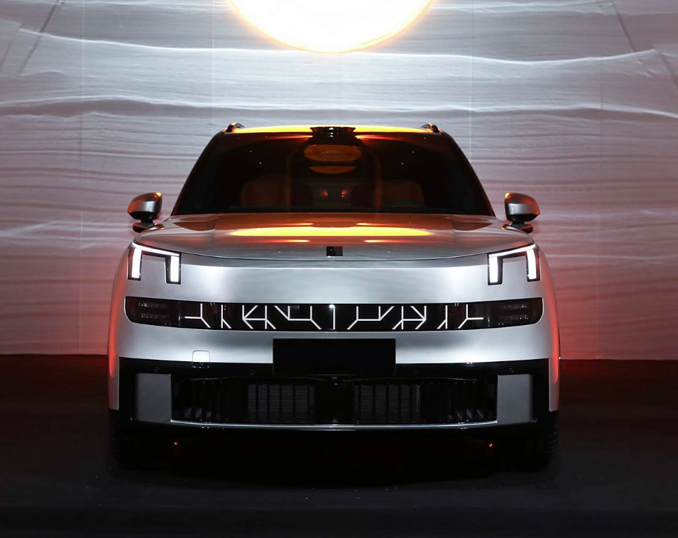 Lynk & Co 900 Discovery (6 seats), серебряный