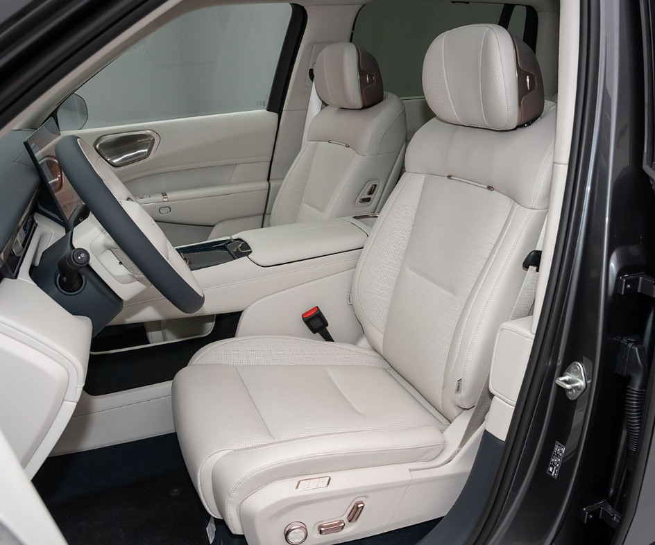 Lynk & Co 900 Discovery (6 seats), серебряный