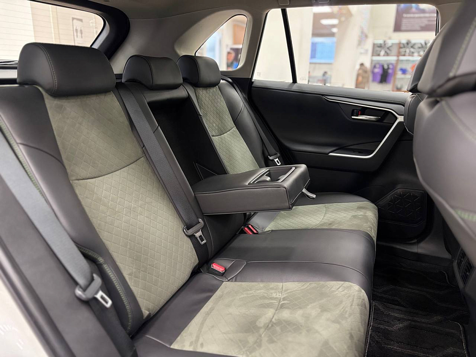 Toyota RAV4 Luxury, белый