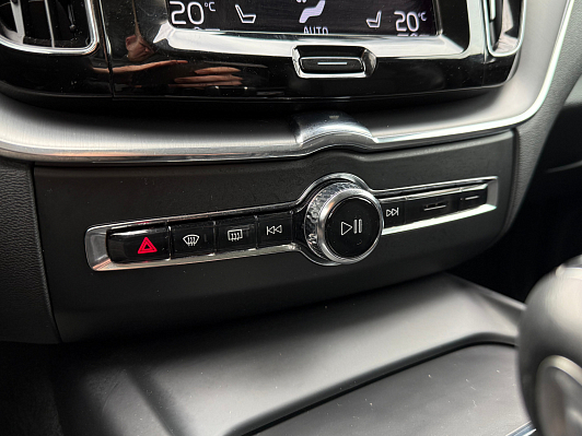 Volvo XC60 Momentum, 2021 года, пробег 121270 км
