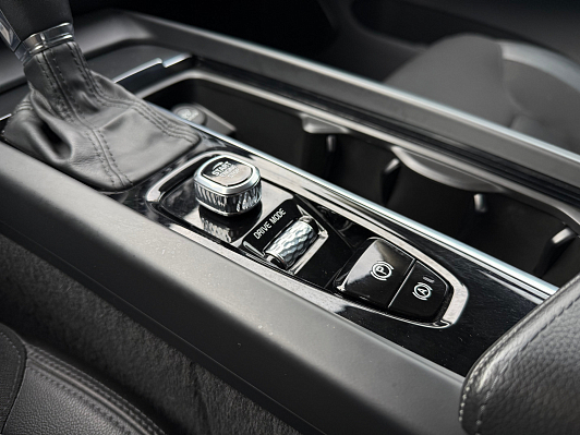 Volvo XC60 Momentum, 2021 года, пробег 121270 км