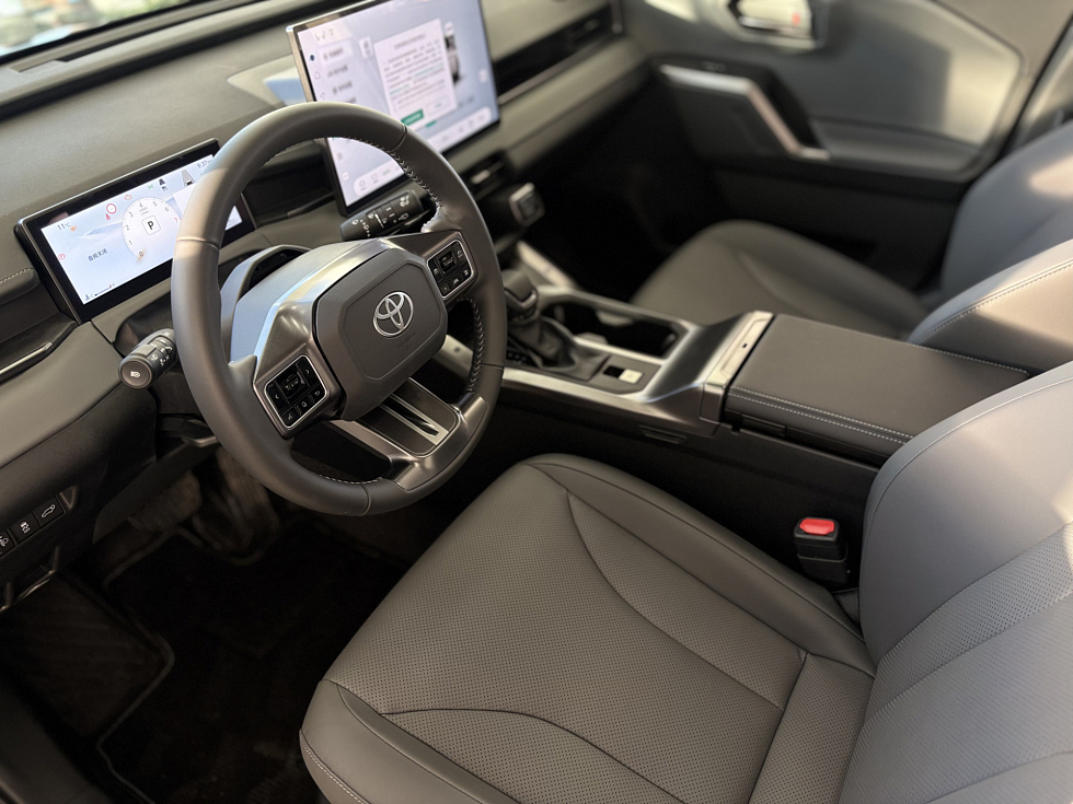 Toyota RAV4 Adventure, черный