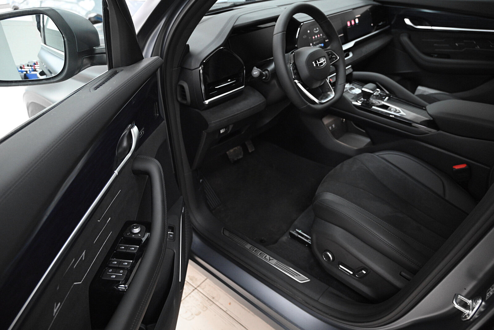 Geely Monjaro Флагман, серый