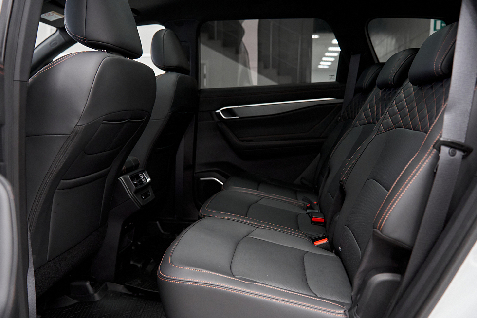 Geely Okavango Флагман, белый