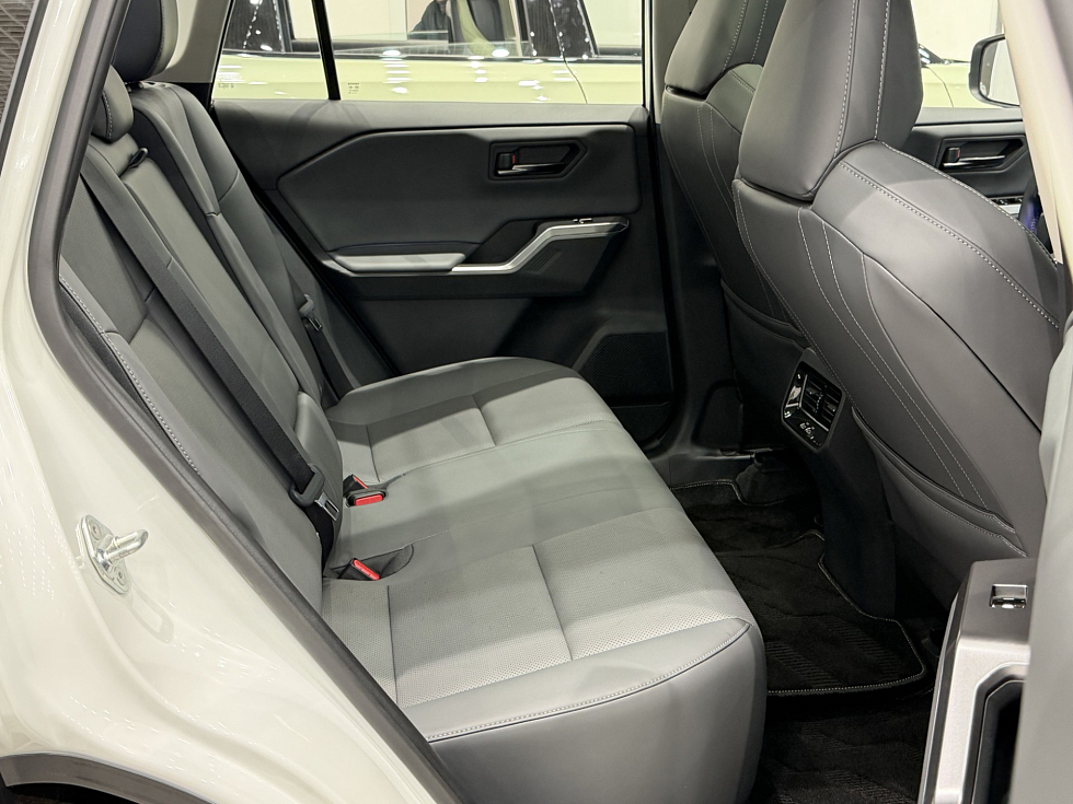 Toyota RAV4 Luxury, белый