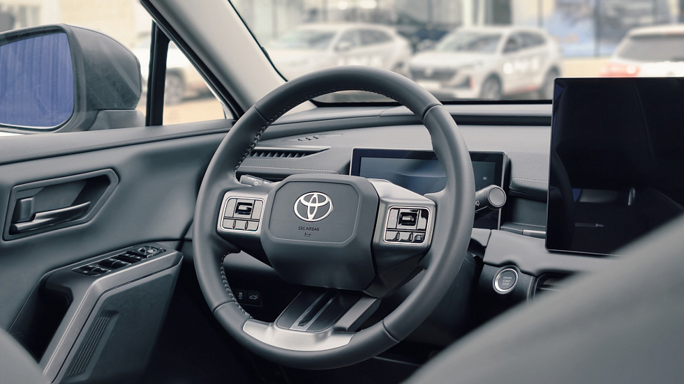 Toyota RAV4 Luxury, белый
