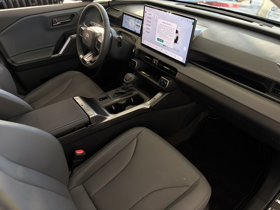 Toyota RAV4 Adventure, черный