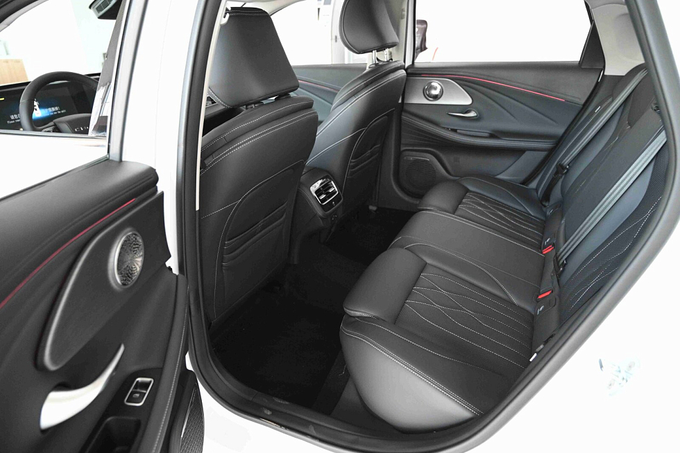 Chery Arrizo 8 Ультра Черный / Ultra Black, белый