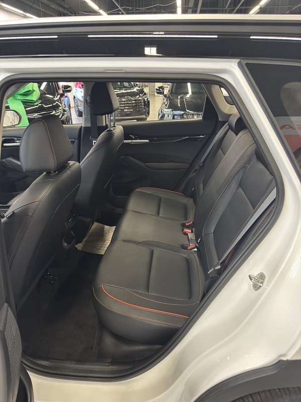 Kia Seltos Premium Edition, белый