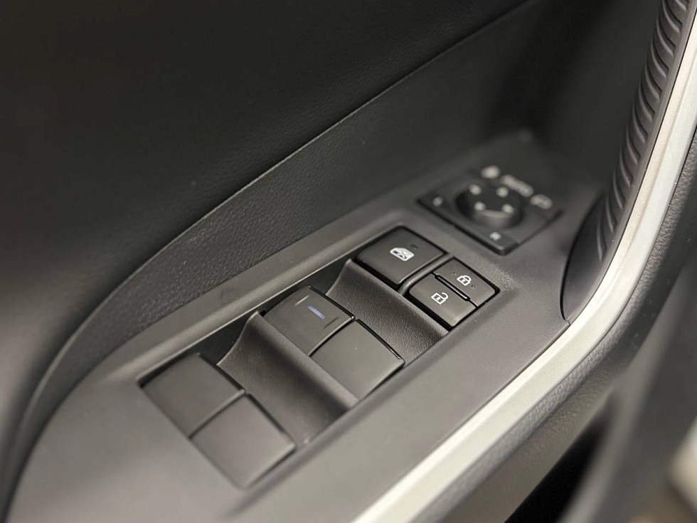 Toyota RAV4 Luxury, белый