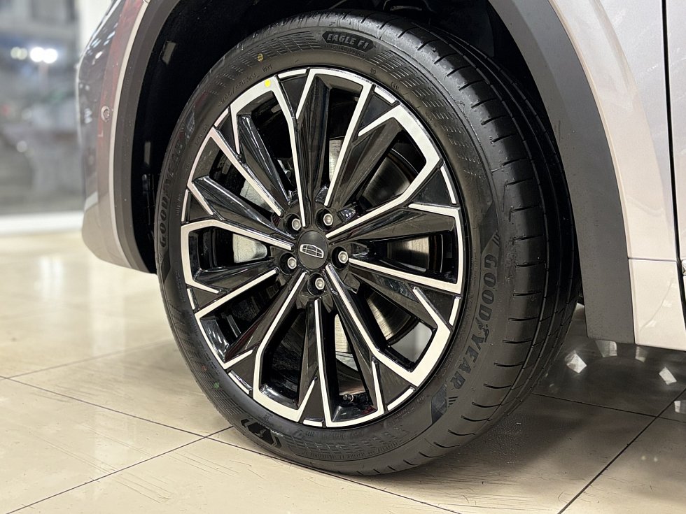 Geely Monjaro Flagship, серебряный