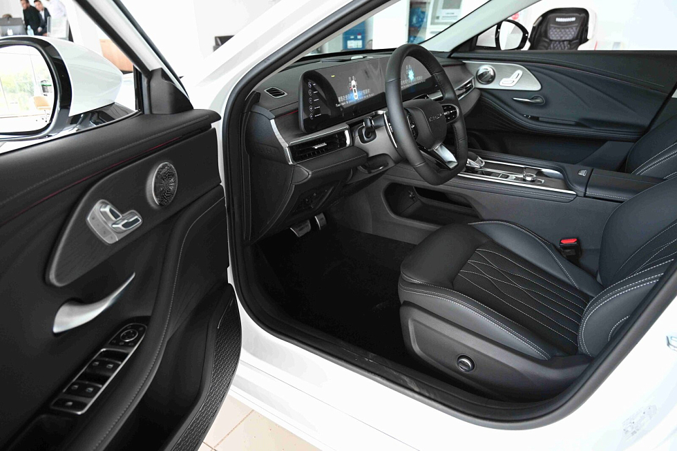 Chery Arrizo 8 Ультра Черный / Ultra Black, белый