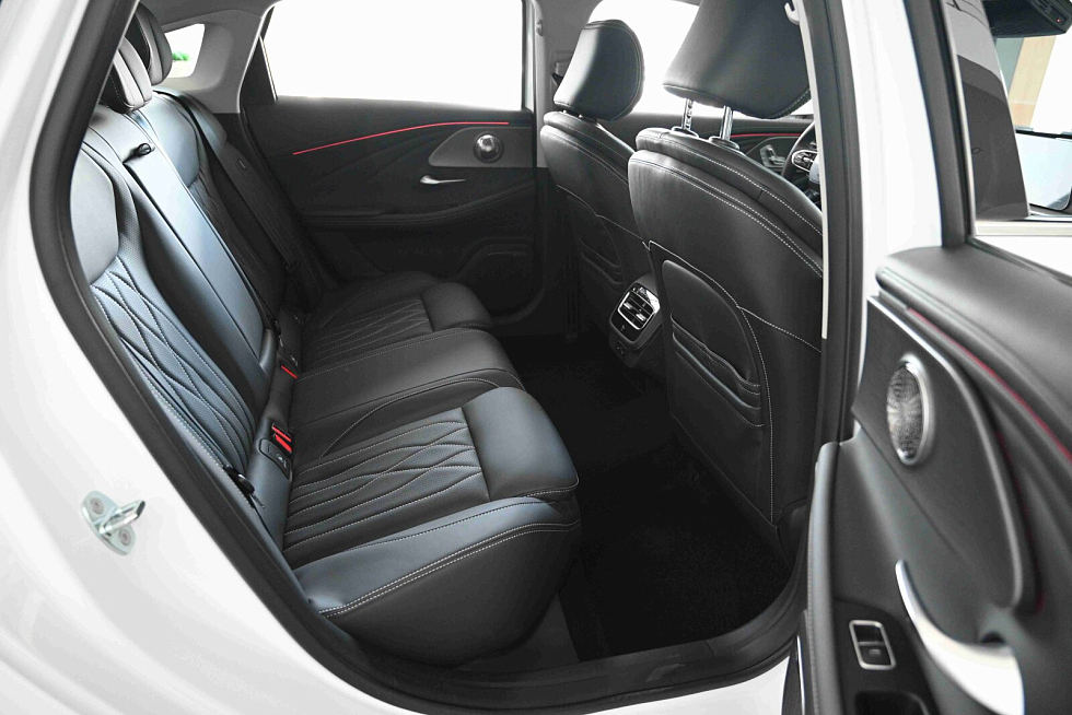 Chery Arrizo 8 Ультра Черный / Ultra Black, белый