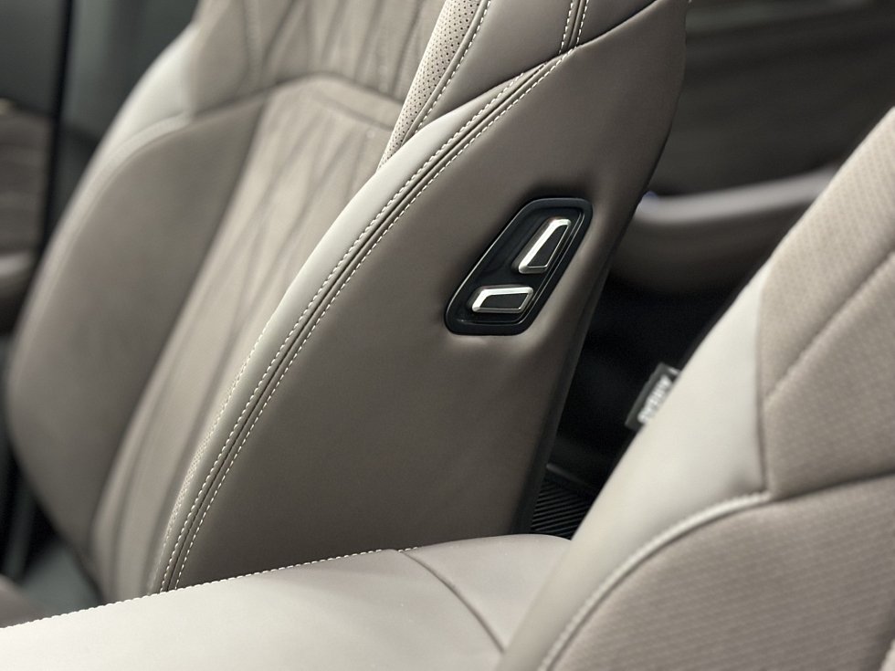 Geely Monjaro Flagship, серебряный