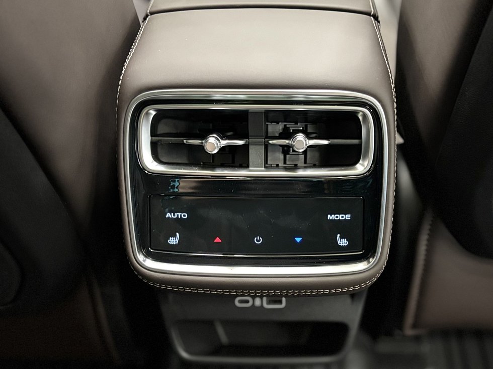 Geely Monjaro Flagship, серебряный