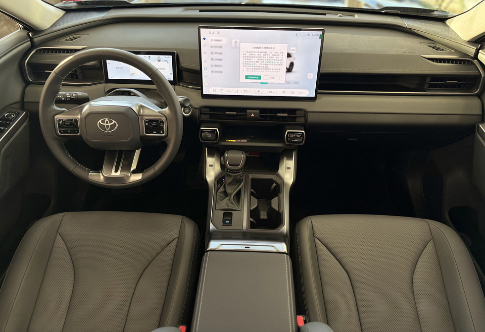 Toyota RAV4 Adventure, черный