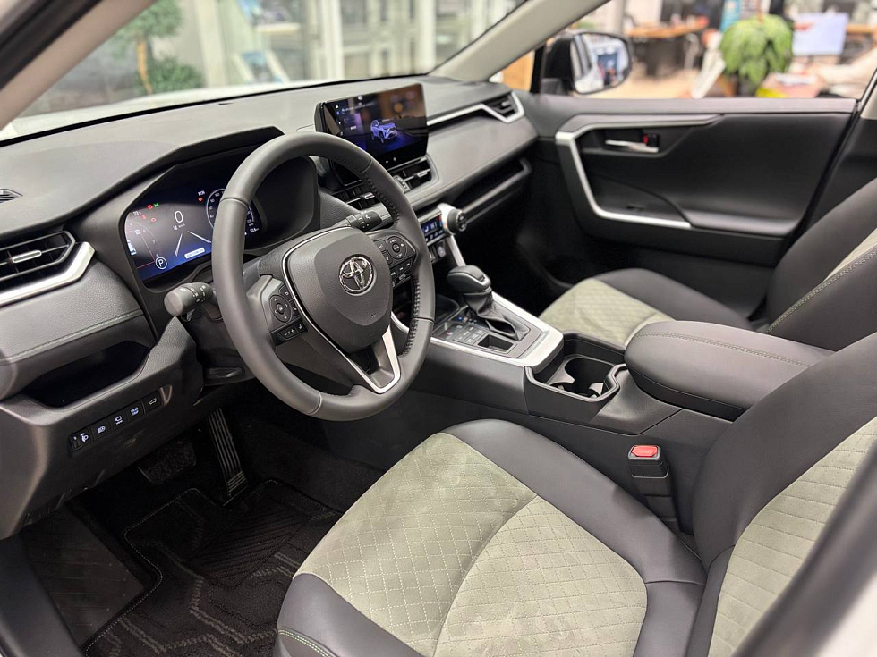 Toyota RAV4 Luxury, белый