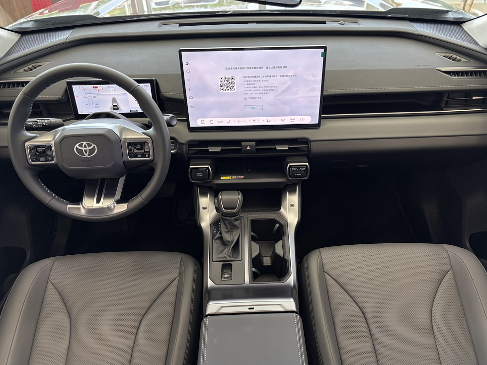 Toyota RAV4 Luxury, серый
