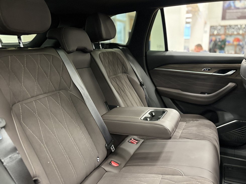 Geely Monjaro Flagship, серебряный
